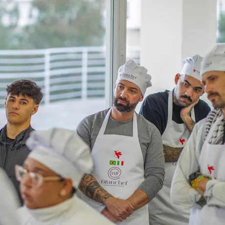 Participantes acompanhando a aula na cozinha