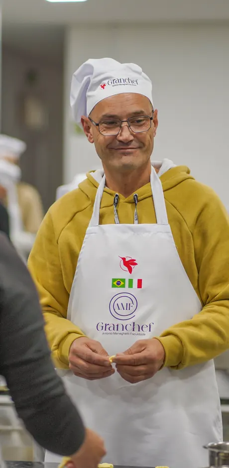 Participante sorrindo de avental GranChef
