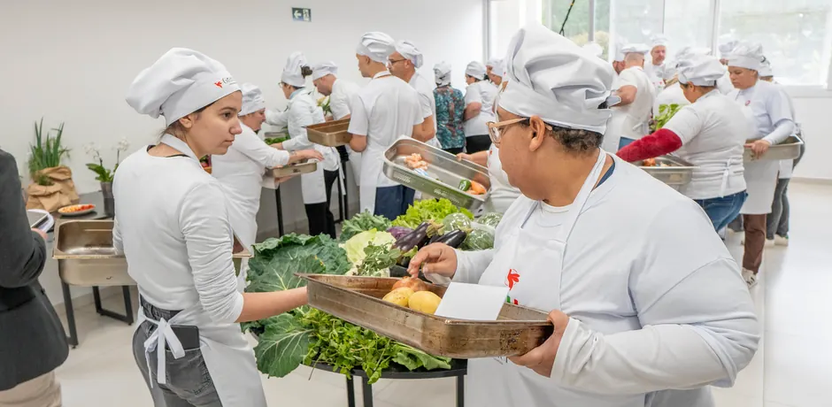 Participantes com os insumos na cozinha