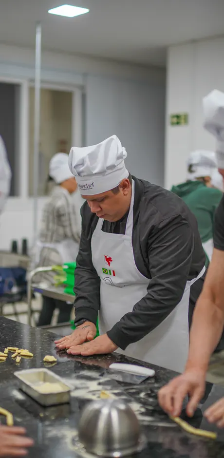 Participante preparando massa na bancada