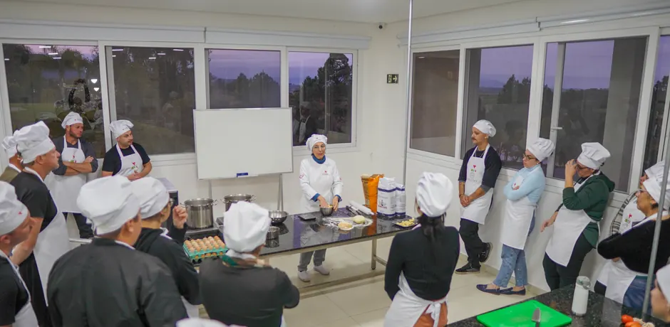 Participantes reunidos na cozinha