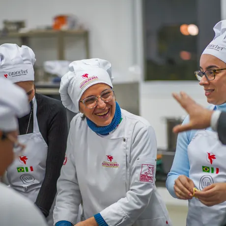 Participantes durante a aula na cozinha