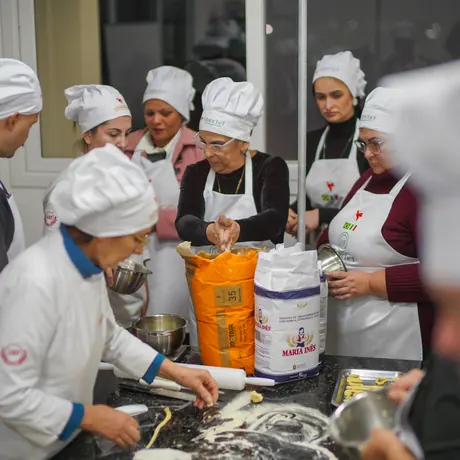 Participantes sovando a massa