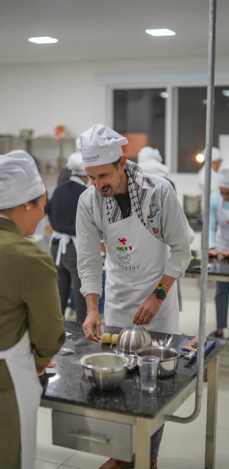 Participante preparando a receita no fogão